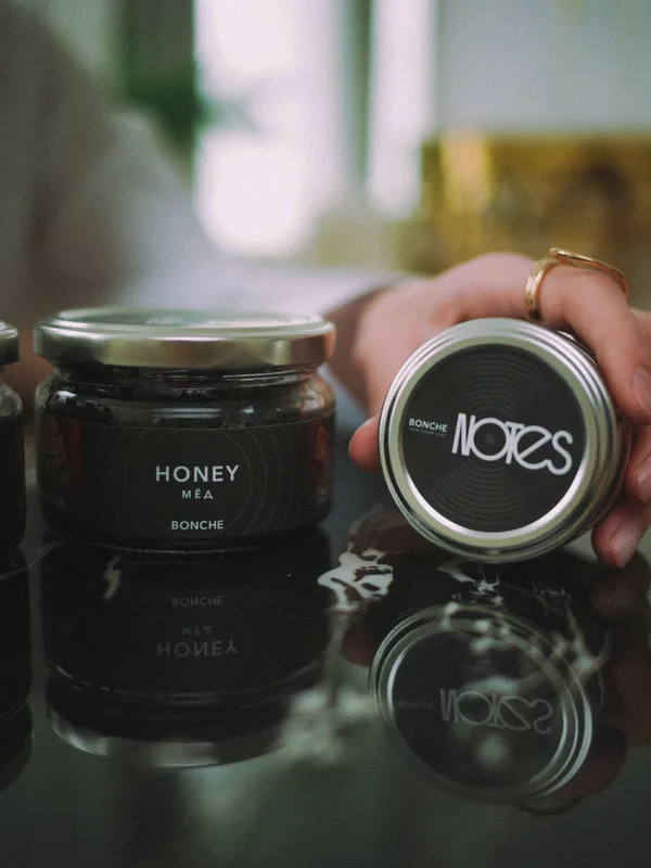 Honey の瓶を手に取る様子