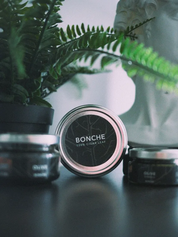 シダの葉のそばに並んだ BONCHE の瓶