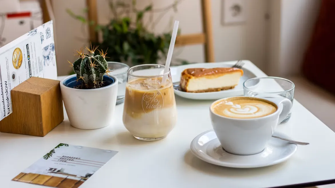 カフェラテとチーズケーキが並んだテーブル