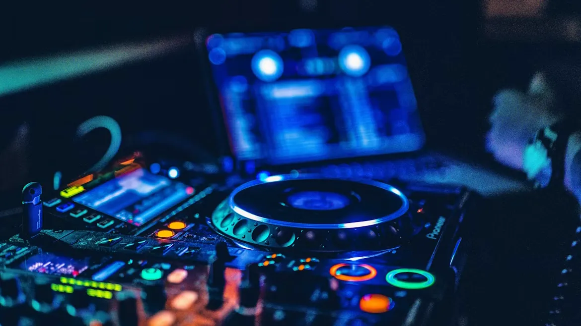 画面付きの DJ コントローラー