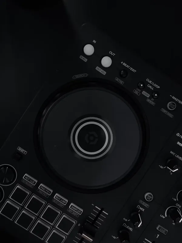 2 チャンネルの DJ コントローラーを真上から見たところ