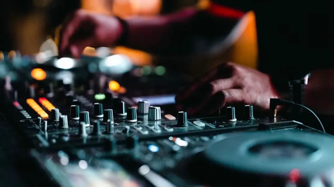 DJ 機材を操作する手元のアップ
