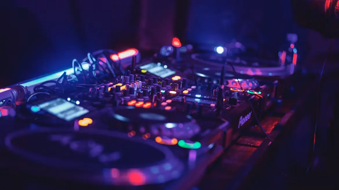 青い照明に照らされた DJ 機材