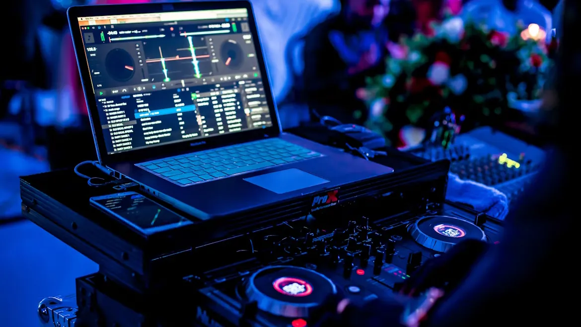 ノート PC で DJ ソフトを表示した DJ 機材のセット
