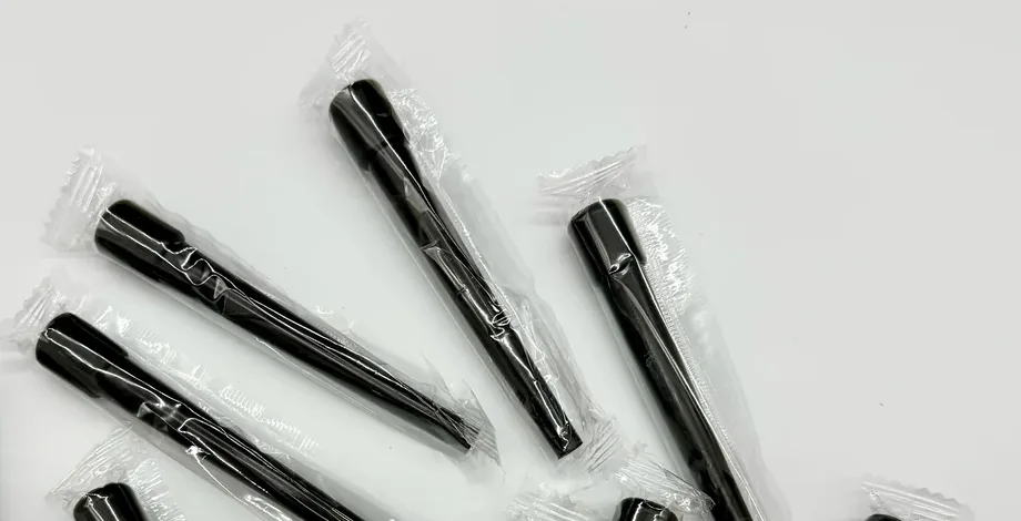 使い捨てのマウスピース。片側が細くなっていて、細い側をホースに挿す（NEXIA 提供）