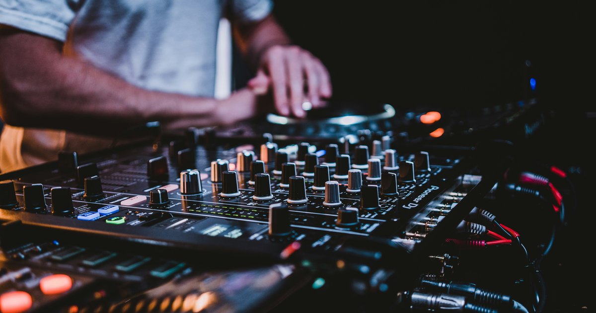 シーシャと音楽の相性｜なぜシーシャバーには音楽が必要か